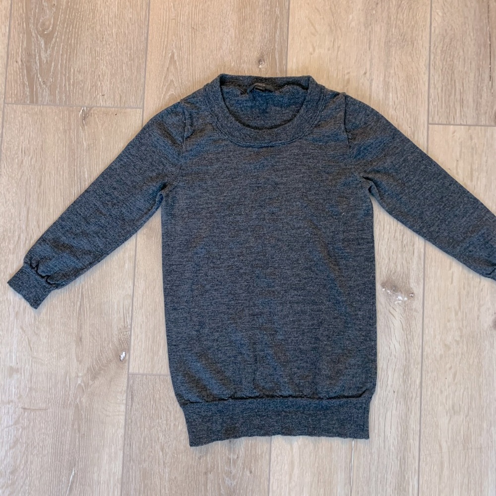 Gray Crew neck with quarter length sleeves